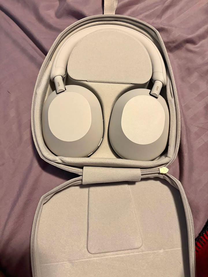 Sony WH-1000XM5 — quiet drop