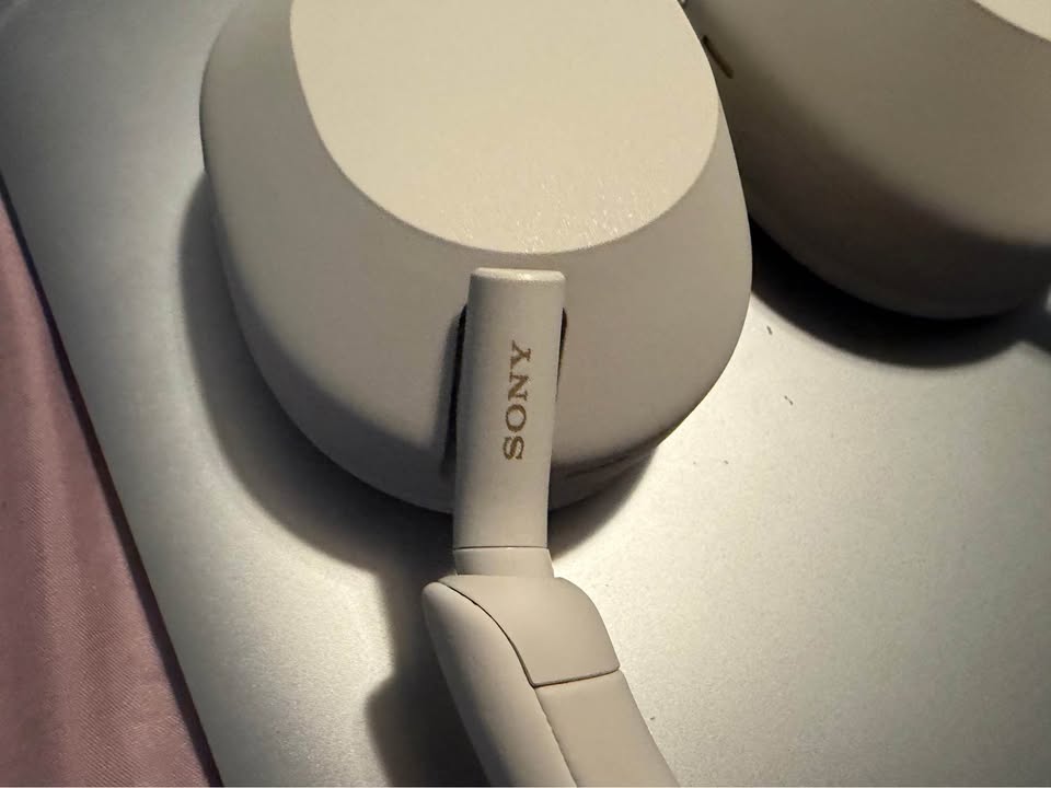 Sony WH-1000XM5 — quiet drop