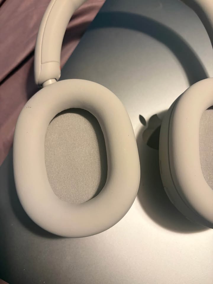 Sony WH-1000XM5 — quiet drop
