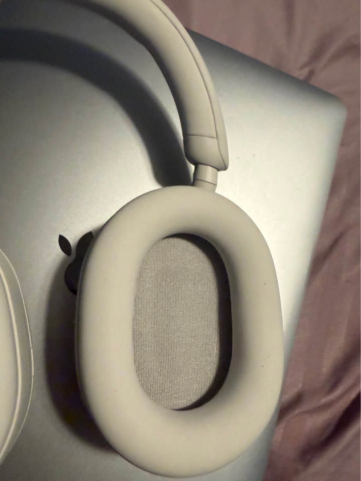 Sony WH-1000XM5 — quiet drop